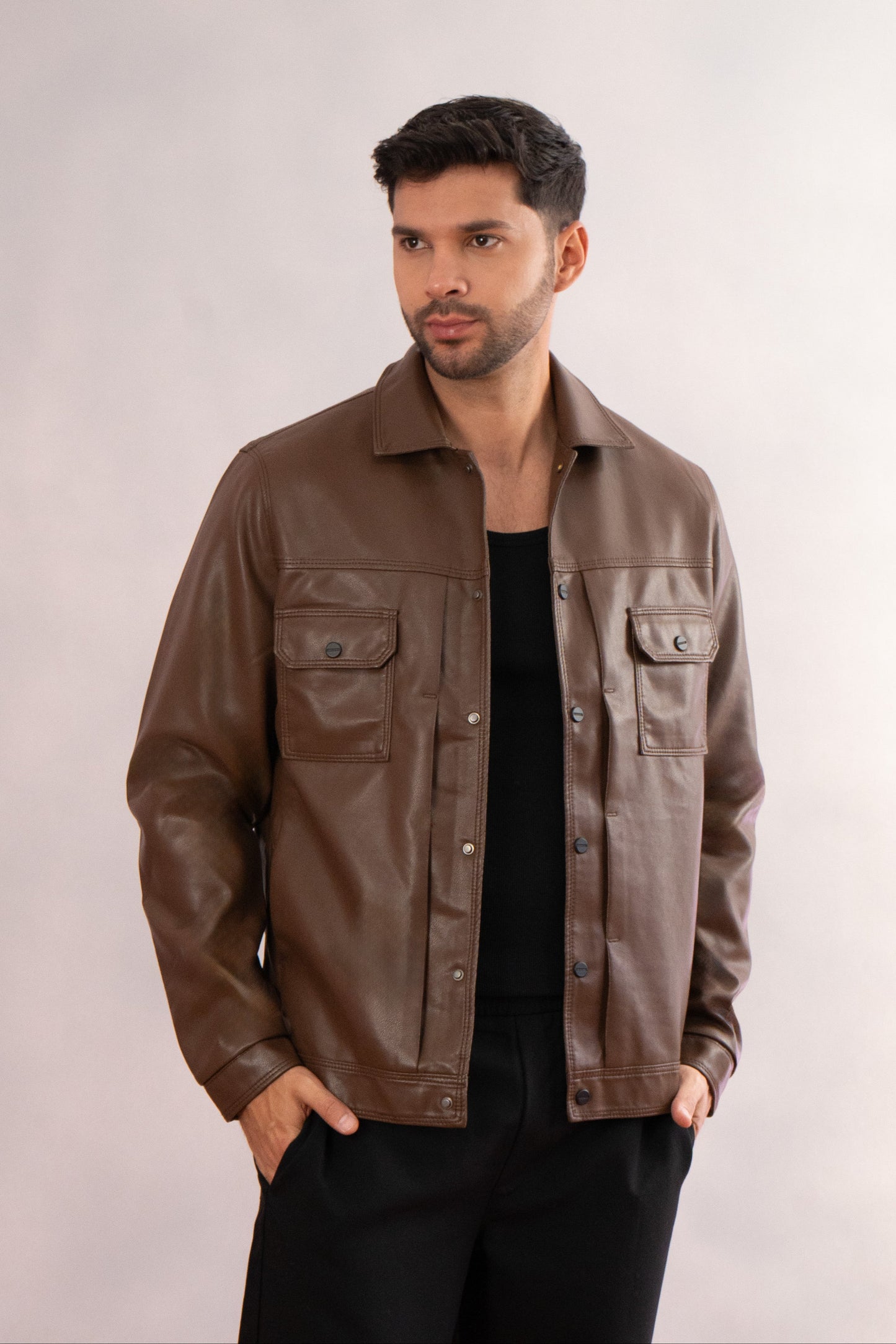 chaqueta de cuero con cuello camisero